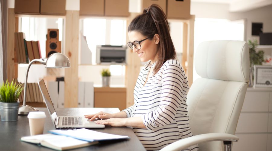 pregnant woman working on computer in office